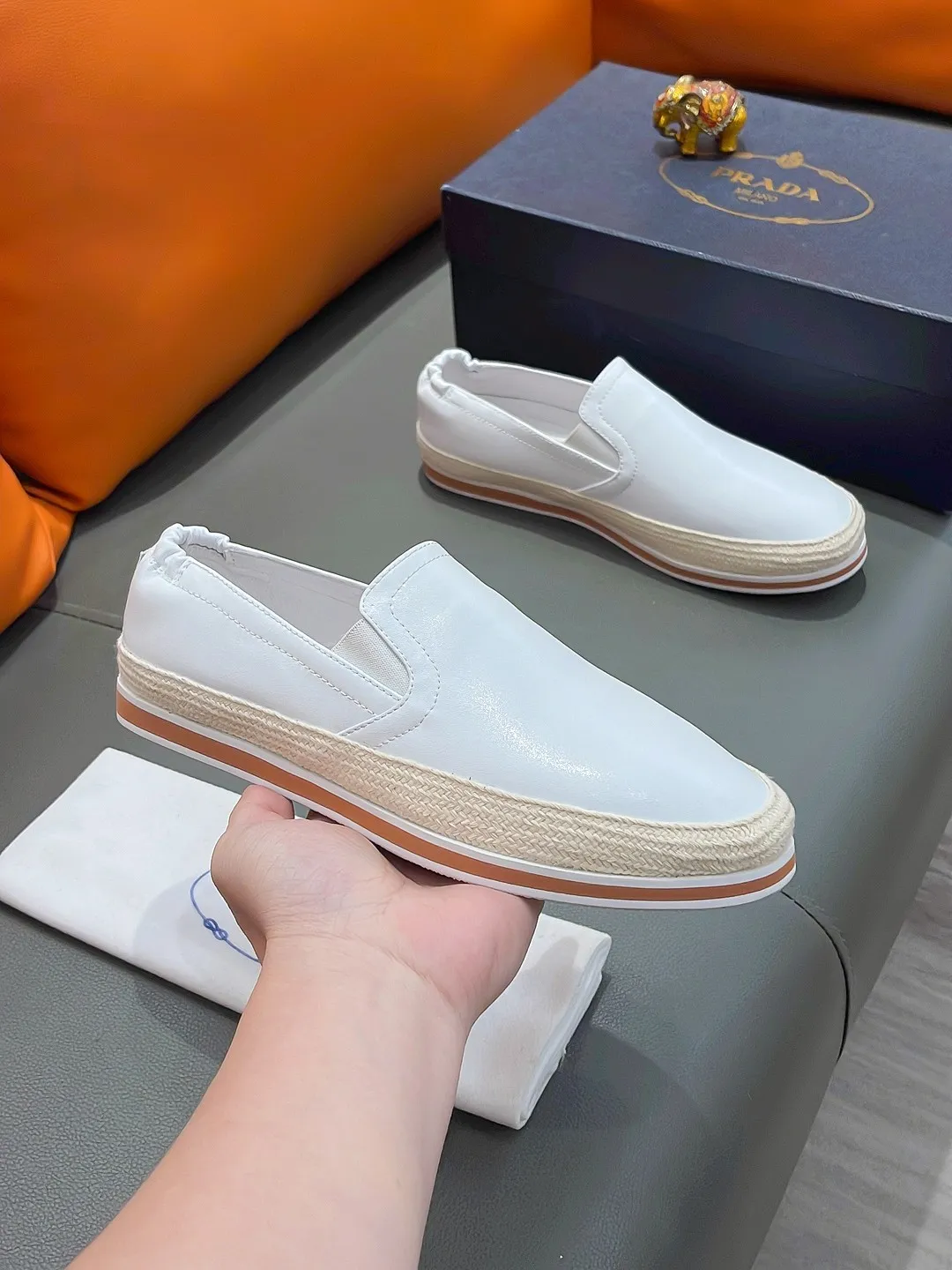Men's shoes PRADA "Prada" P420 Regular size: 38-44 (slip-on shoes) Product materials: Selected cowhide upper, soft sheepskin foot pads, original factory special outsole.